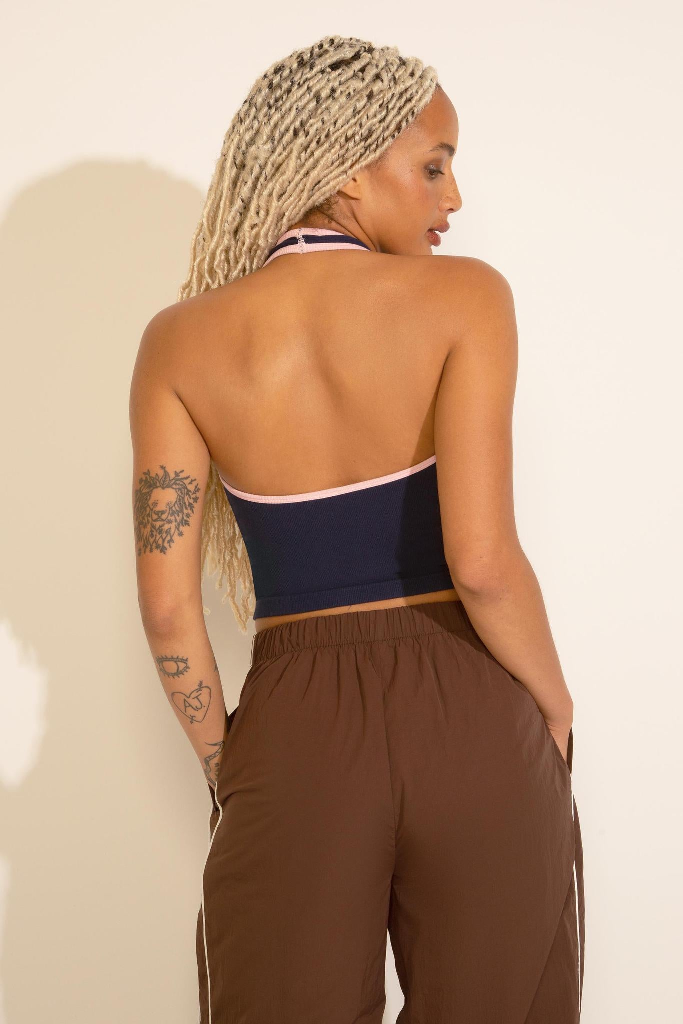 HALTER NECK CONTRAST BINDING SEAMLESS TOP
