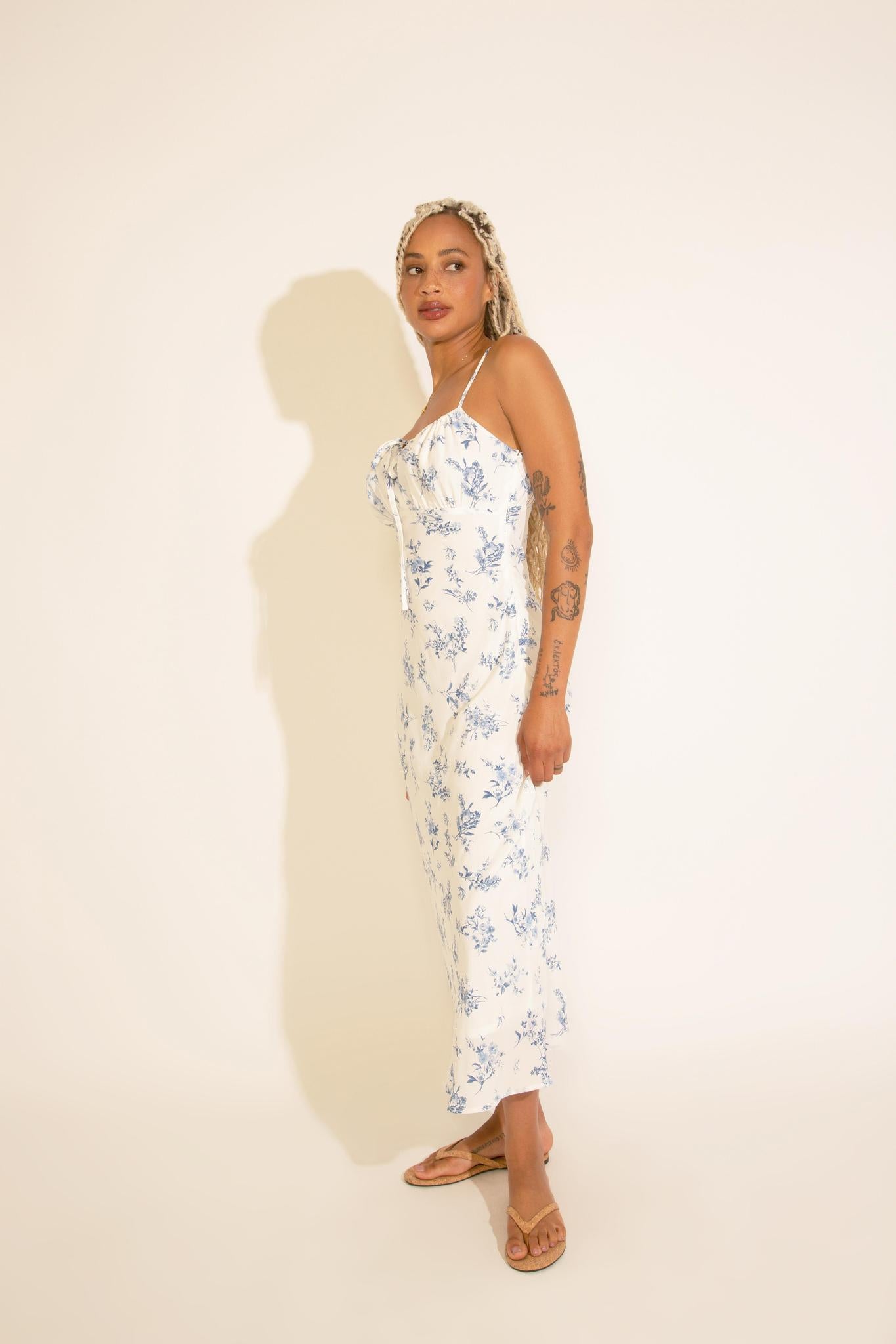 FLORAL SPAGHETTI STRAP DRAWSTRING FRONT MIDI DRESS