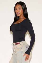 SQUARE NECK SEAMLESS LONG SLEEVE BODYCON TOP