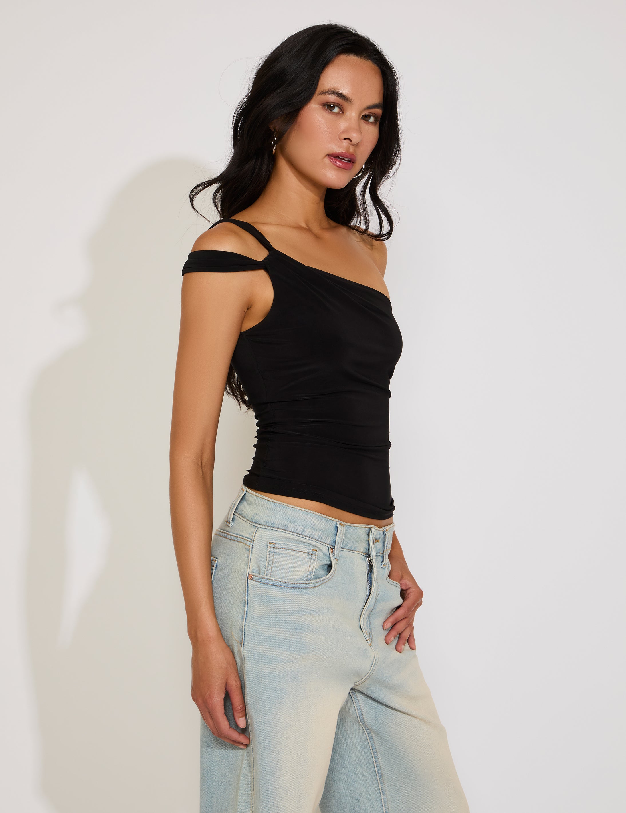 BLACKBT528_937.jpg