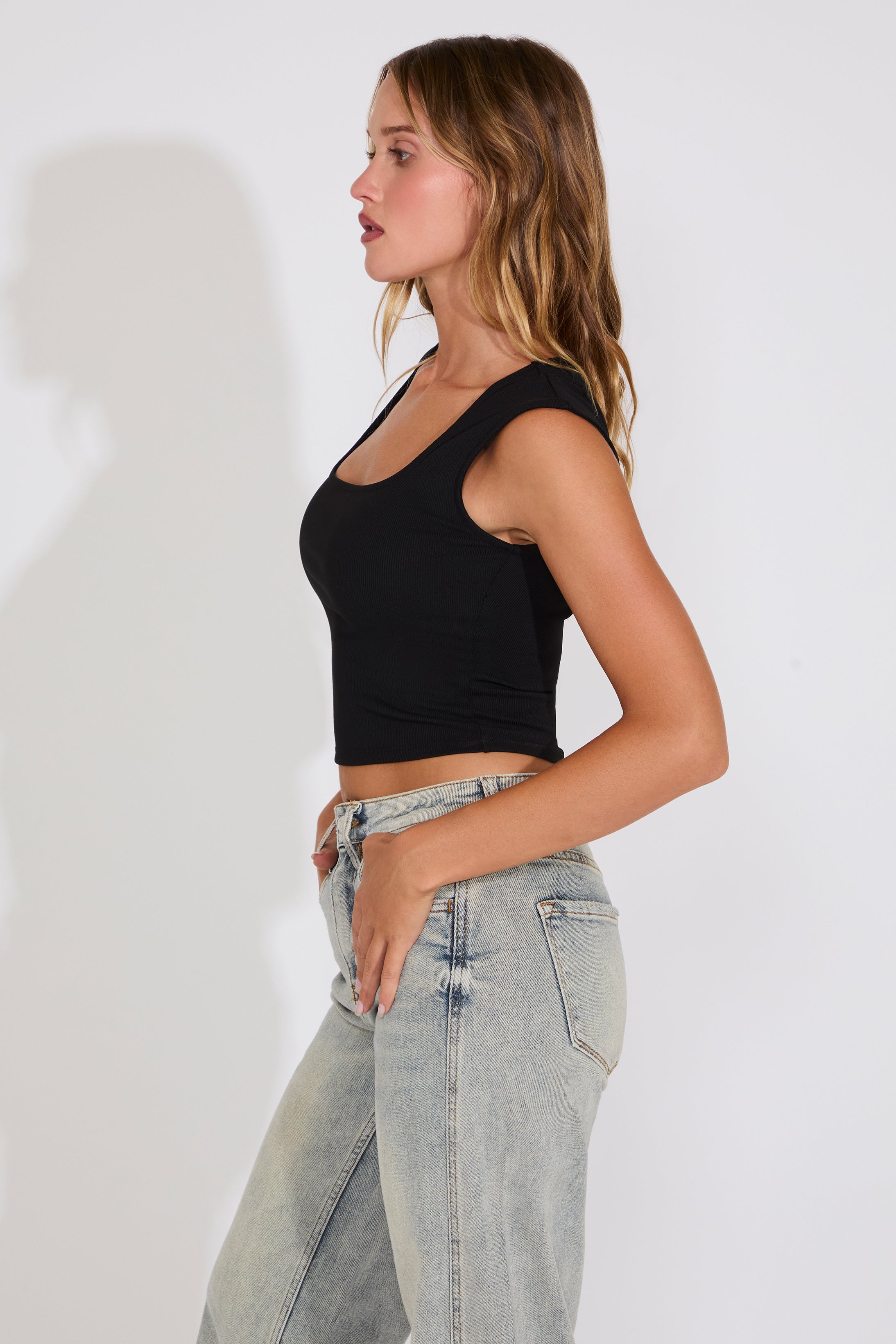 SCOOP NECK SLEEVELESS KNIT CROP TOP