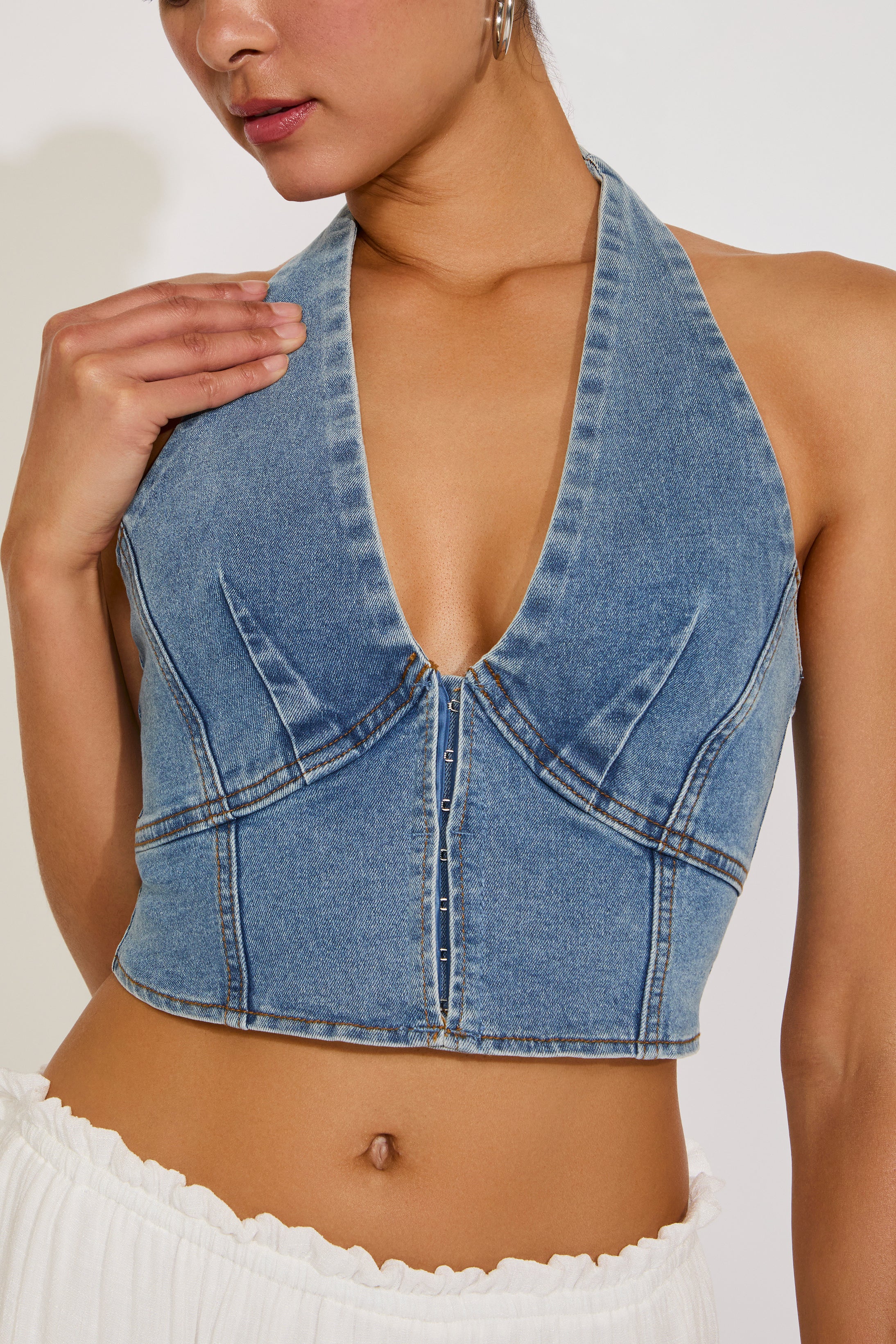 V-SHAPED HALTER NECK DENIM CROP TOP WITH DARTS