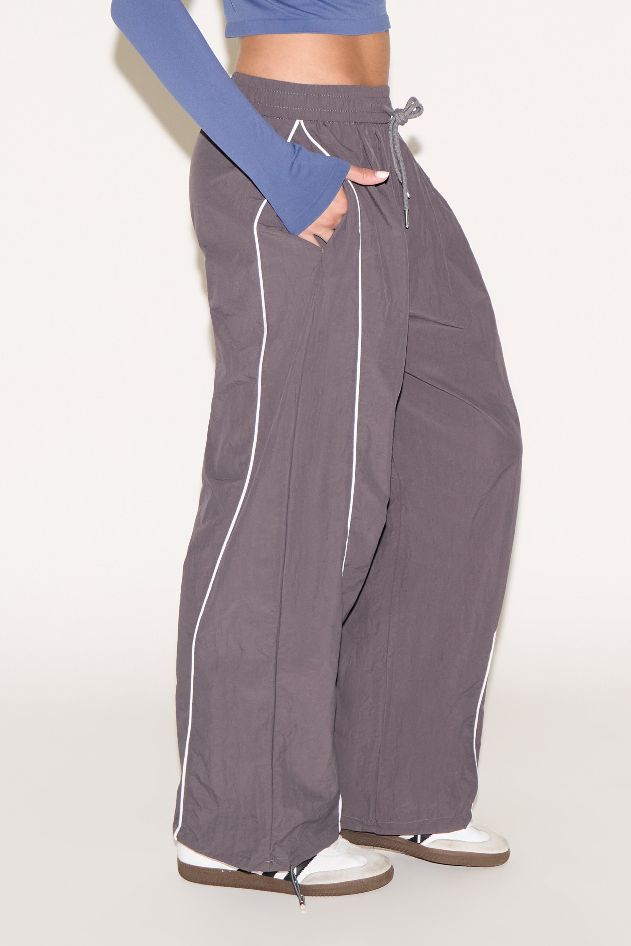 BAGGY WINDBREAKER PANT WITH STRIPE DETAIL