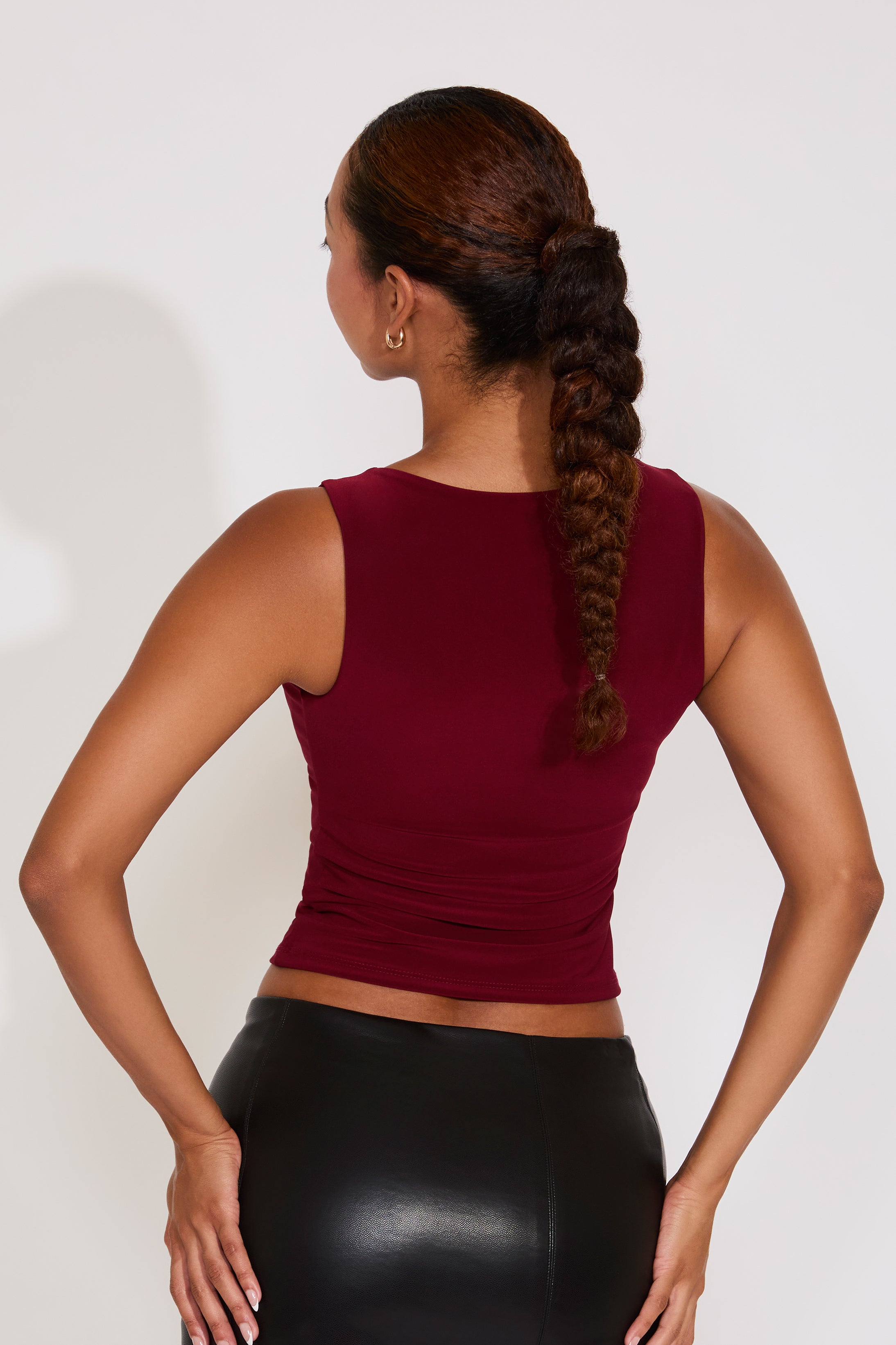 SLEEVELESS ROUND NECK SIDE RUCHED TOP