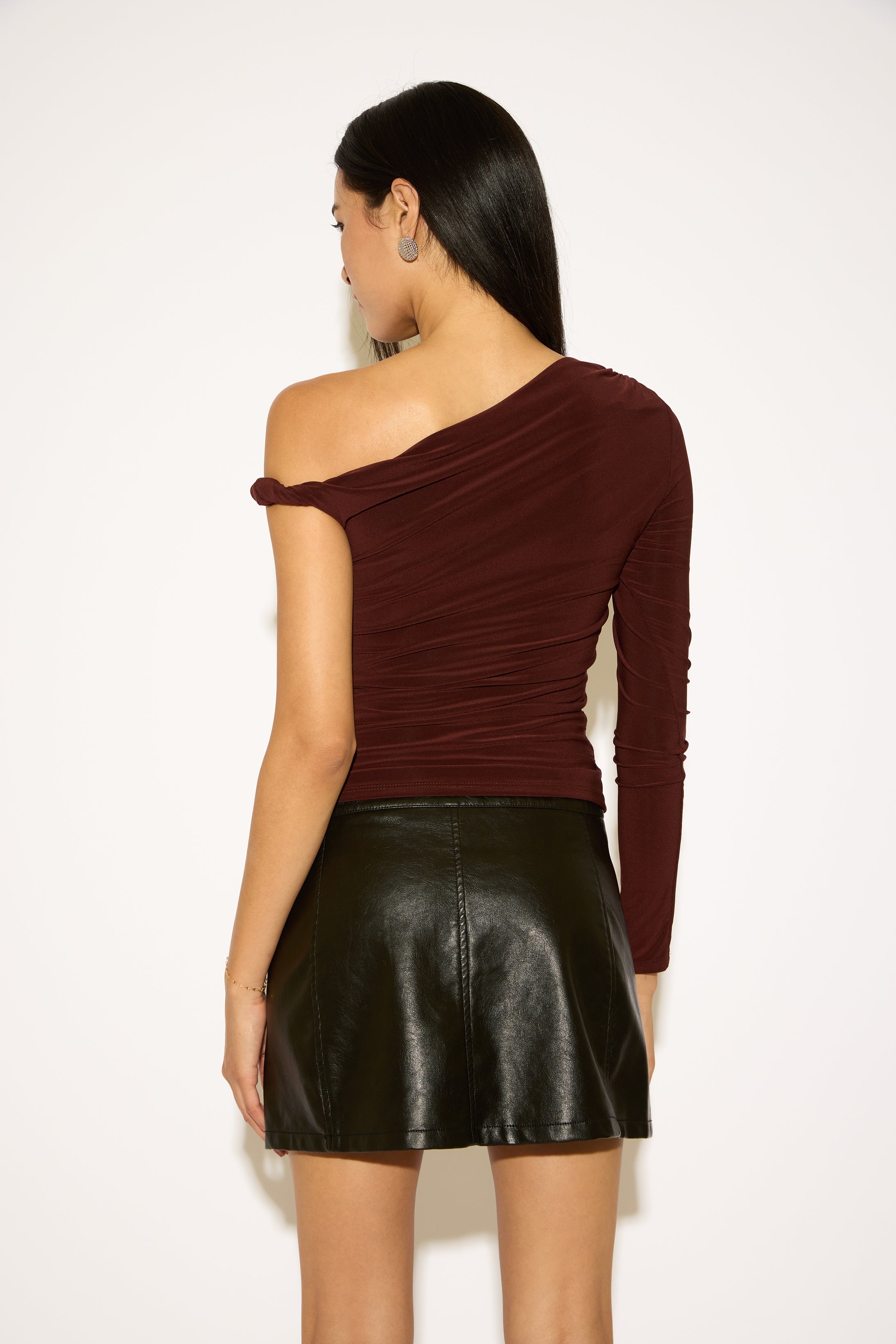 ONE TWIST SHOULDER BOAT NECK LONG SLEEVE TOP