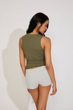 SCOOP NECK SEAMLESS SLEEVELESS TOP