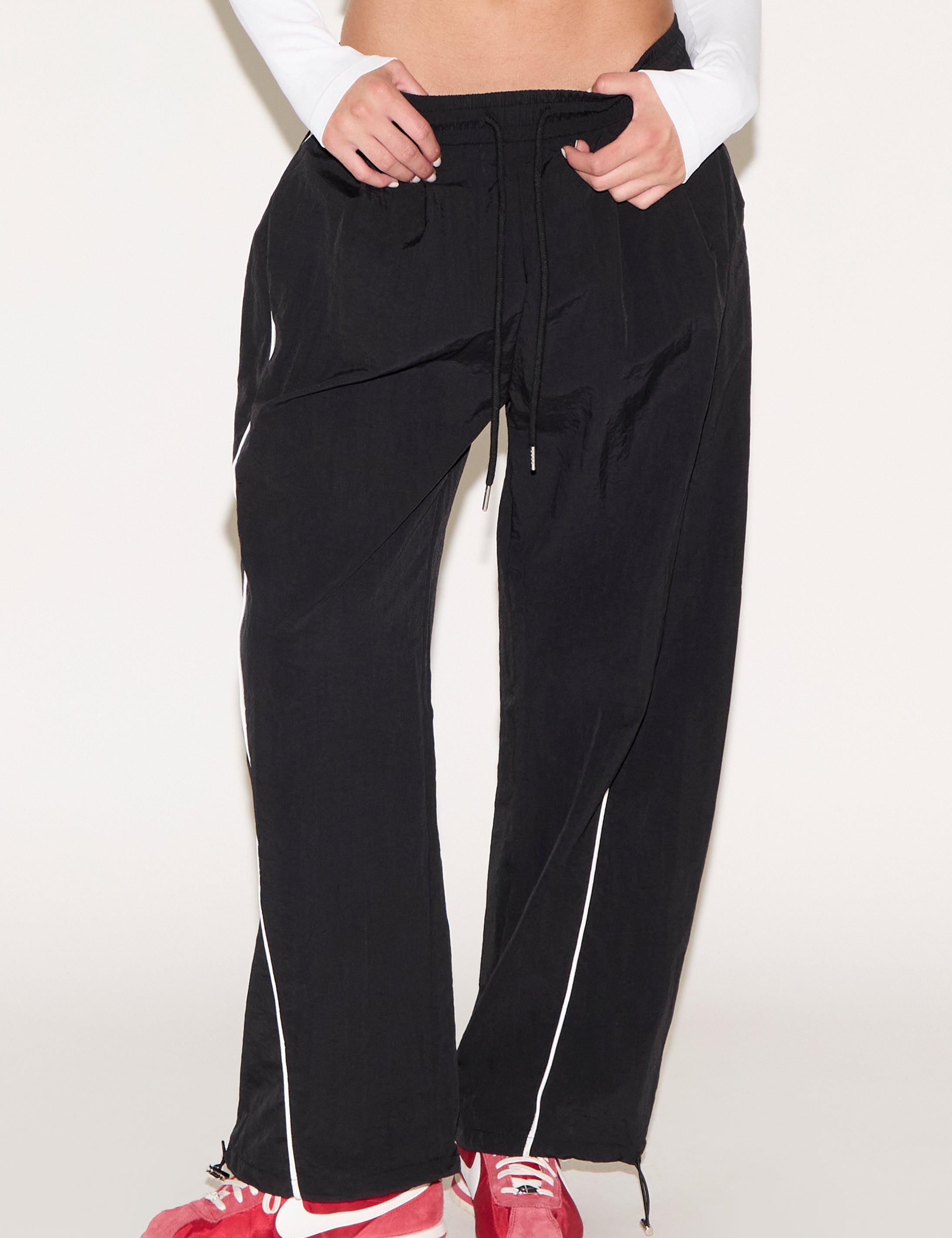 BAGGY WINDBREAKER PANT WITH STRIPE DETAIL