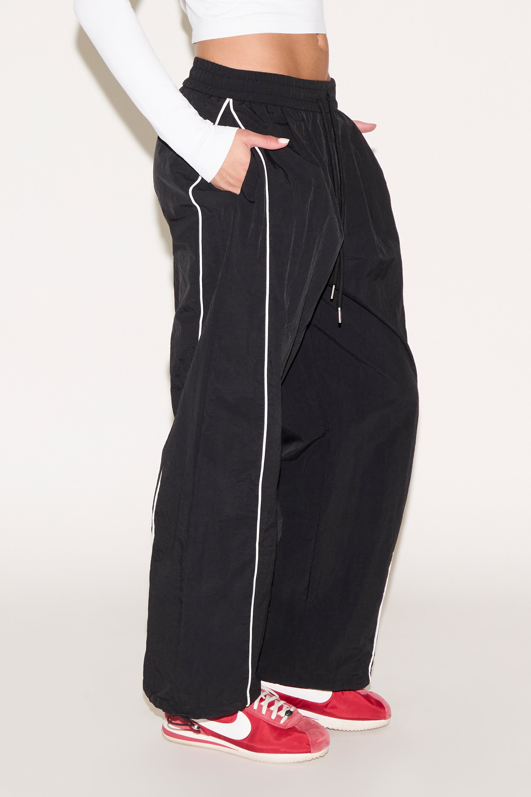 BAGGY WINDBREAKER PANT WITH STRIPE DETAIL