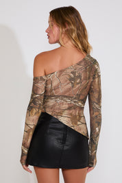 BOAT NECK ASYMMETRIC HEM REAL CAMO PRINT TOP