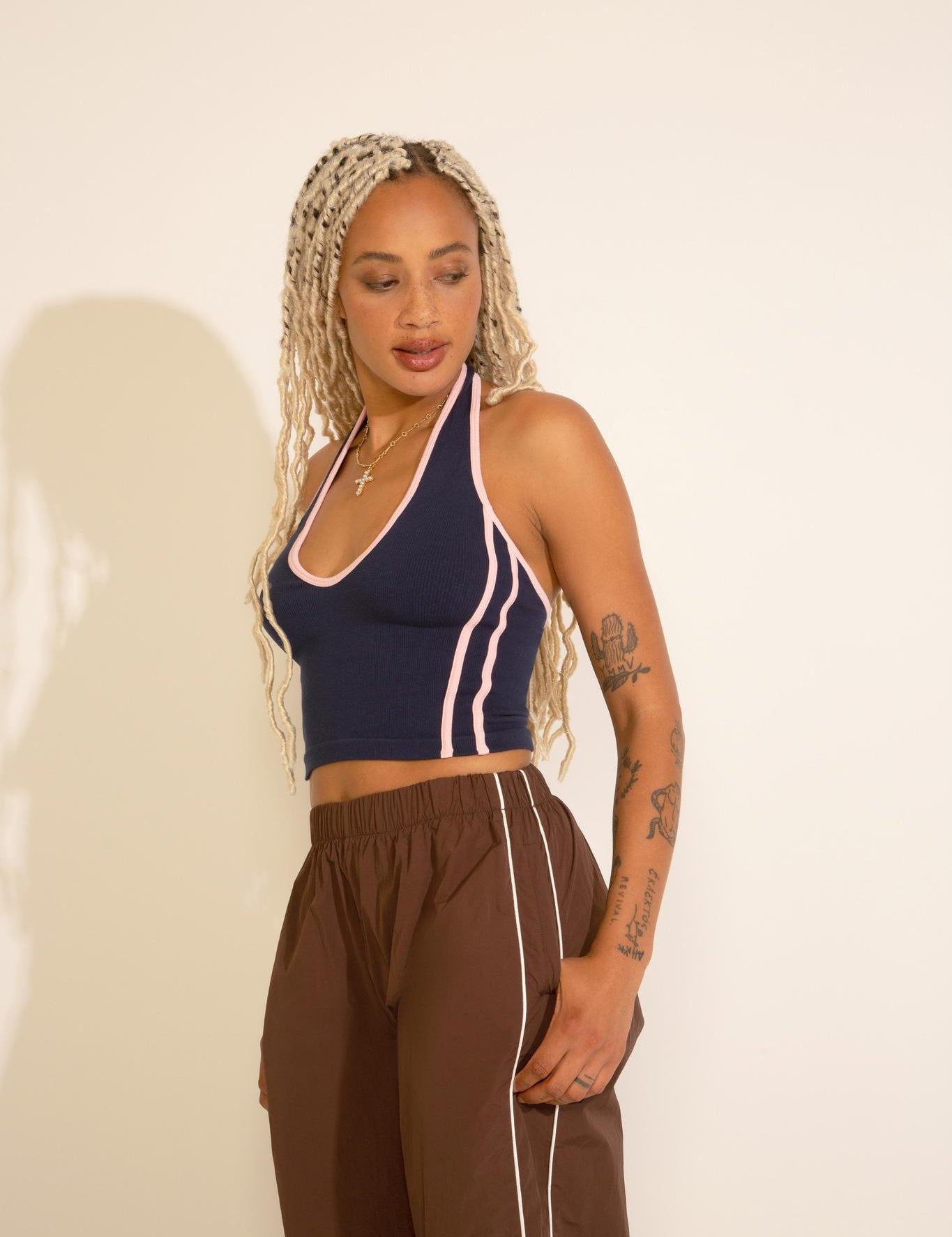 HALTER NECK CONTRAST BINDING SEAMLESS TOP