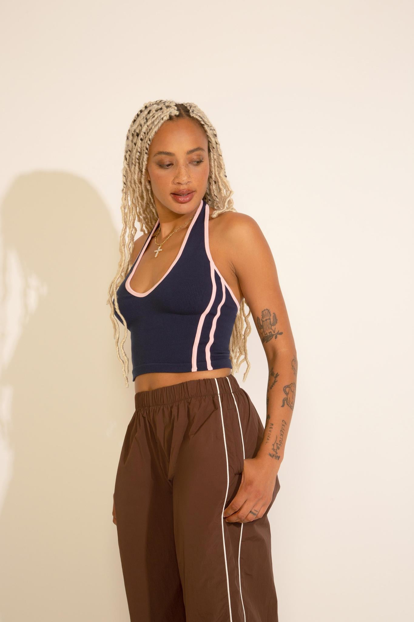 HALTER NECK CONTRAST BINDING SEAMLESS TOP