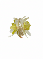 A white TRIPLE FLOWER CLAW CLIP on a white background.